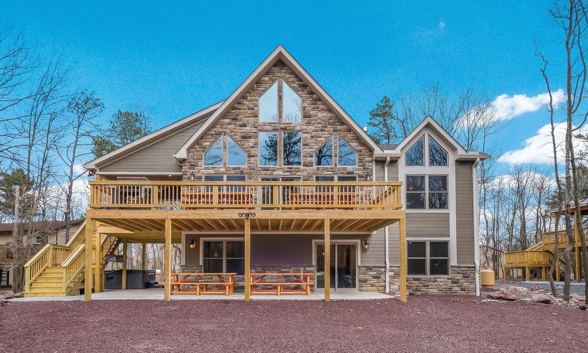 Lake Harmony Estates House | "Rainier" ELEVATOR, Wi-Fi, Private Hot Tub, Firepit, Sound System & Pool Table