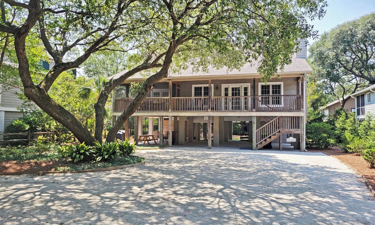 North Litchfield Beach House | Raised Beach Cottage, Screened Porch, Rocking Chairs, 2 TV Dens, Walk to Beach