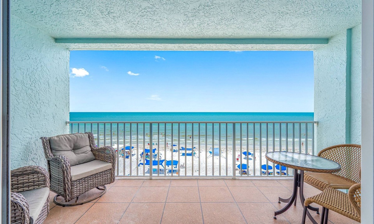 North Redington Beach Condo | 🌟Ram Sea 1-302/Beachfront with pool & Hot tub!