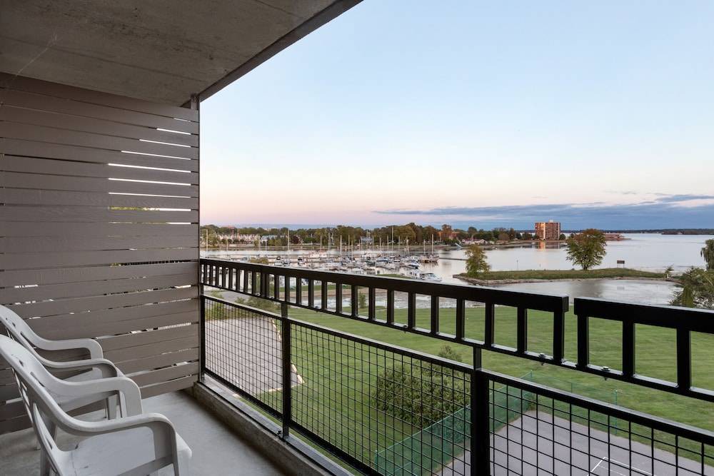 Belleville Hotel | Ramada by Wyndham Belleville Harbourview Conference Center