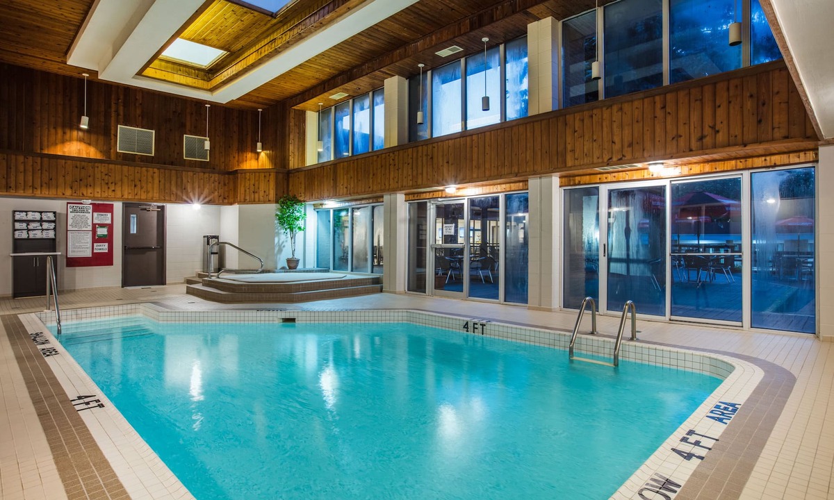 Jacksons Point Hotel | Ramada by Wyndham Jacksons Point