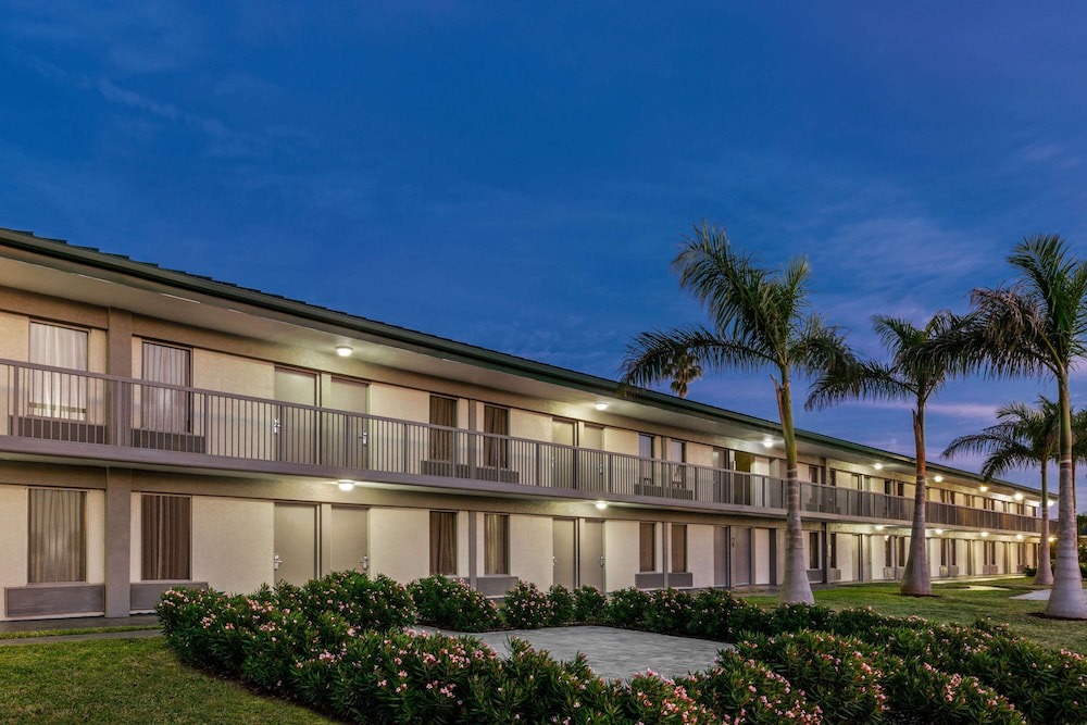 Whitfield Hotel | Ramada by Wyndham Sarasota Waterfront