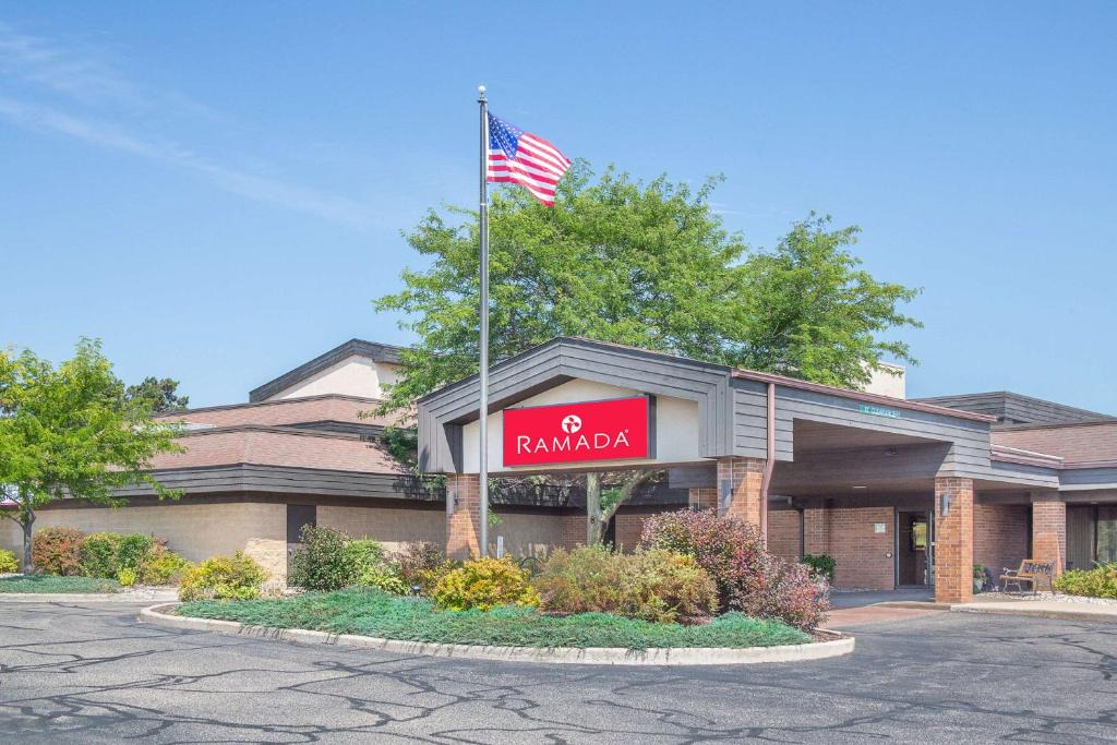 Waupaca Hotel | Ramada by Wyndham Waupaca