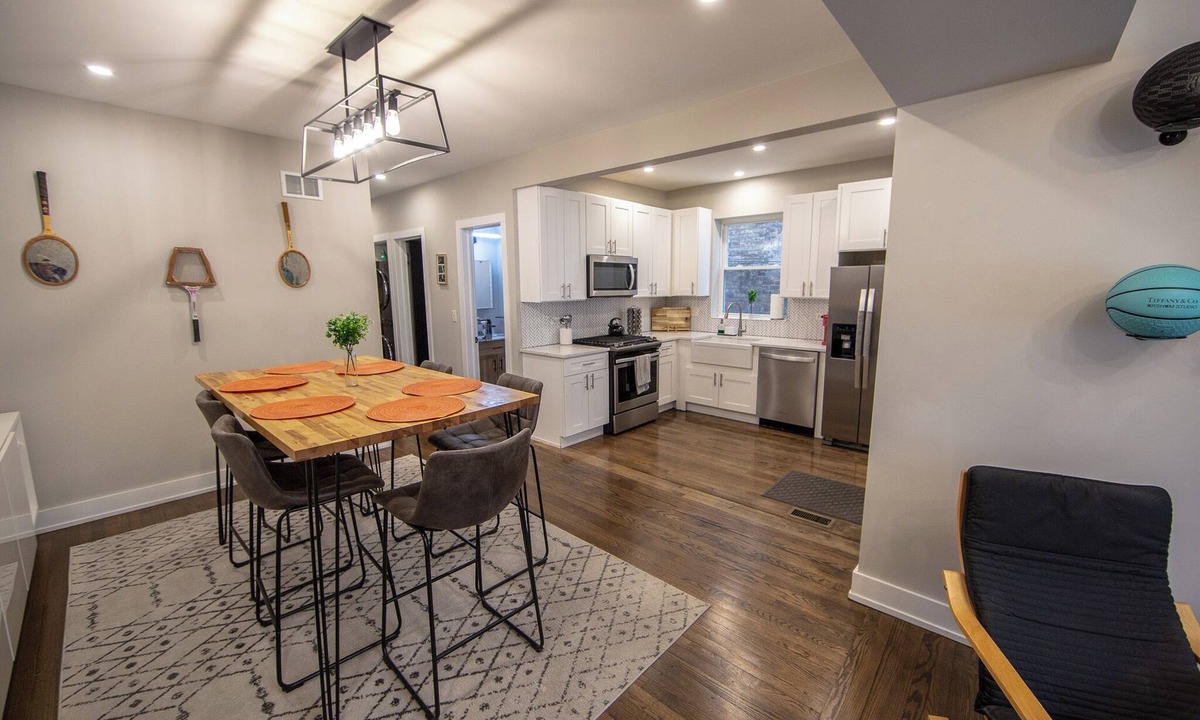 Rogers Park Apartment | Ramblers' Station – Sporty 3BR Apt Steps from Loyola & Lake w/Free Parking