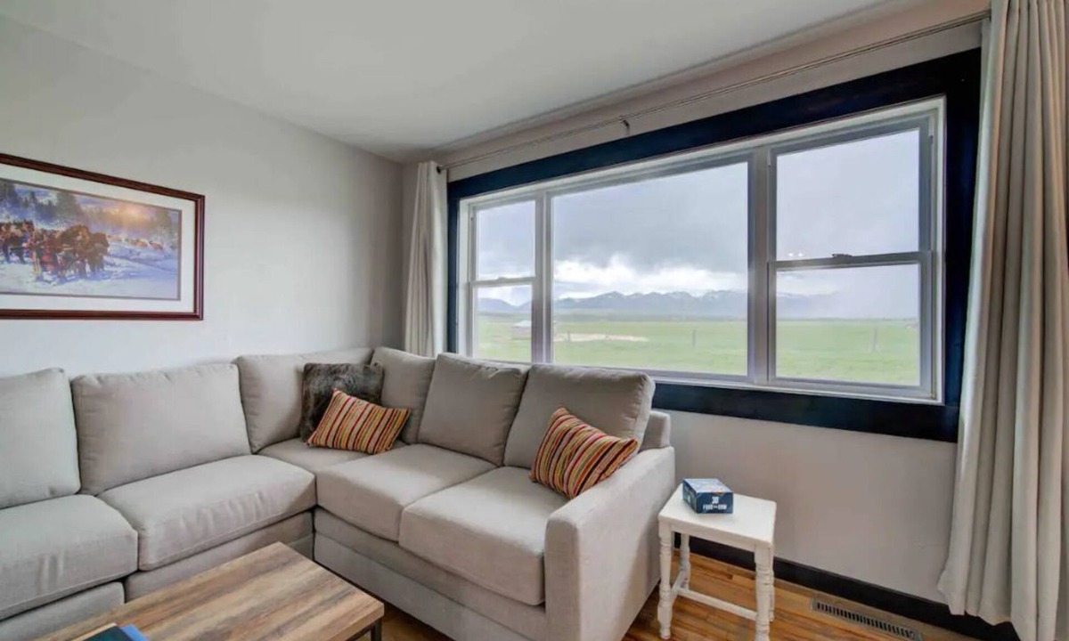 Belgrade House | Ranch Guest House with Mountain Views