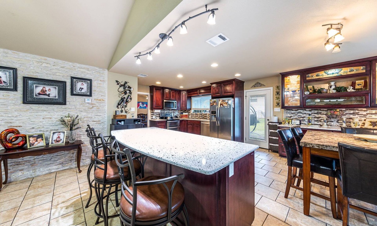 Pflugerville House | Ranch Home w Gorgeous Kitchen-Office-Big Screens-Covered Porch-Playscape & Lg Basketball Court