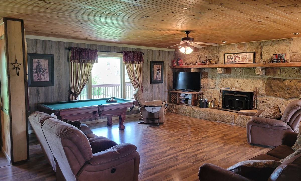 Dallas County House | Ranch House on 750 acres near Niangua River