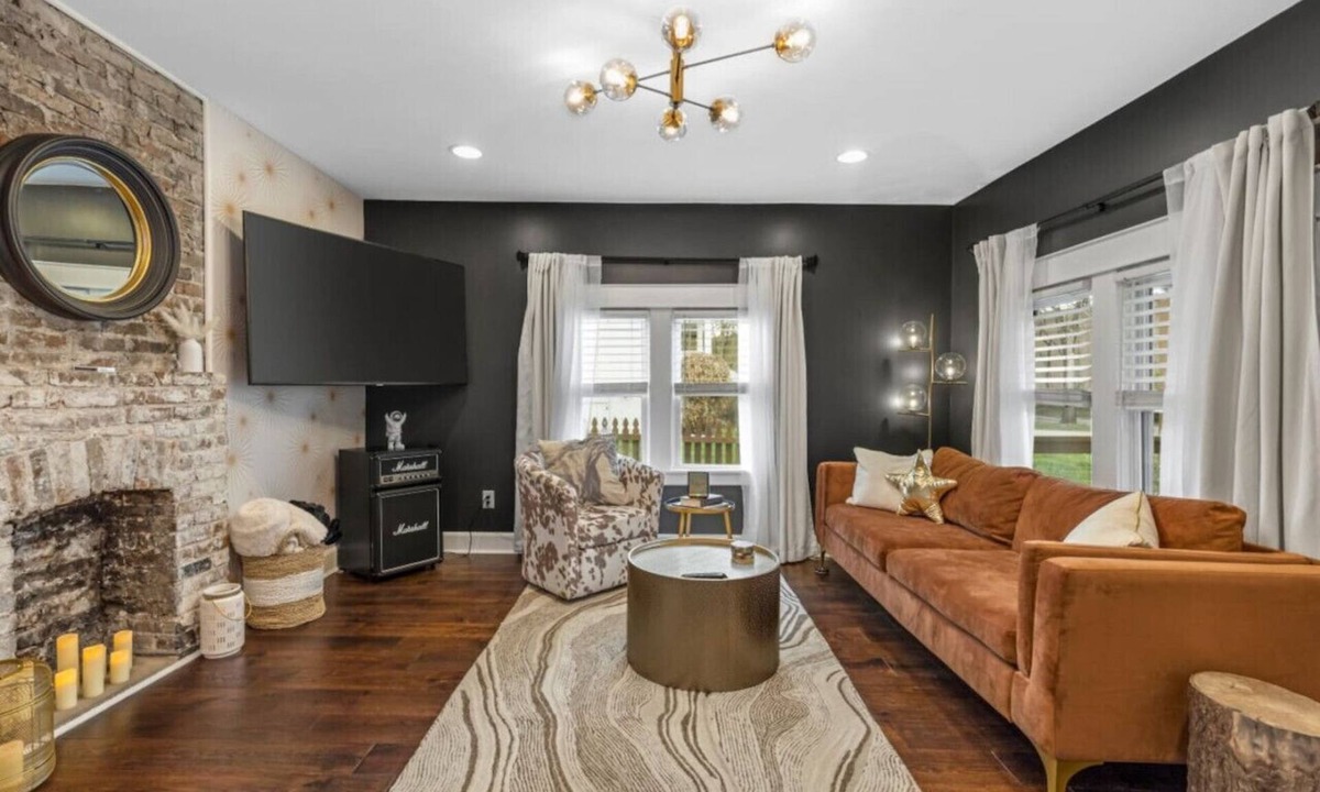 Woodbine House | Ranch house with a fenced backyard, firepit, and front porch. King suite plus queen-over-queen bunk room, sleeps 6, free parking included. Eight minutes from Geodis Park, ten from the airport, fourteen from Broadway.