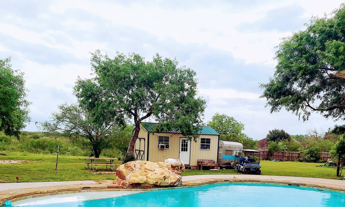 Dinero House | Ranchette by the lake just a short drive to the beach