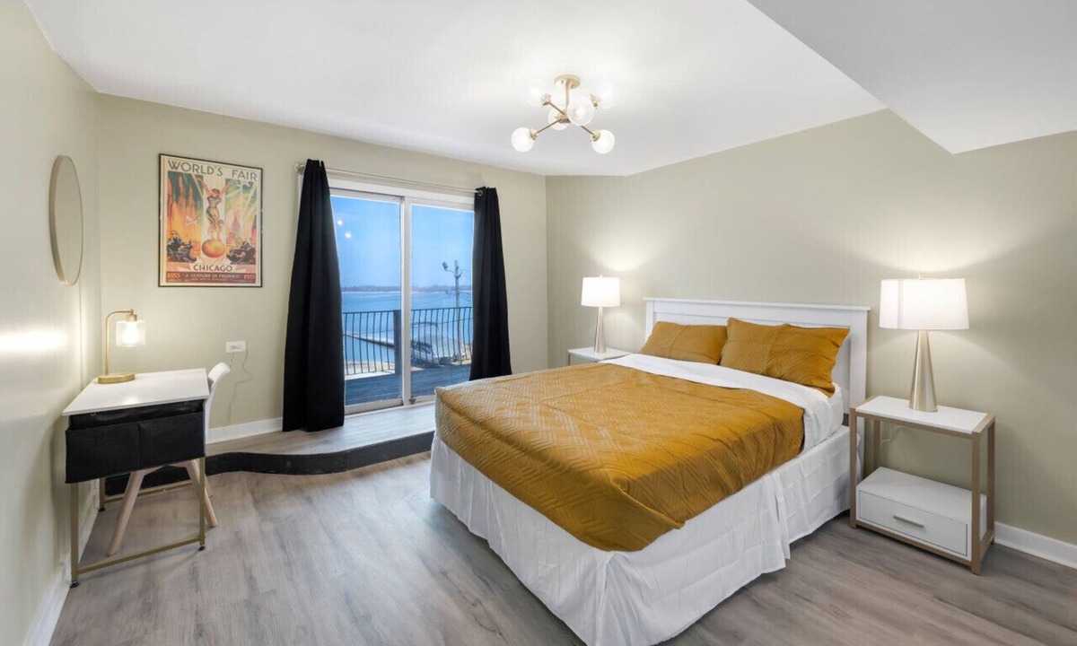 Fox Lake Apartment | Randolph Hotel Capone Suite 201