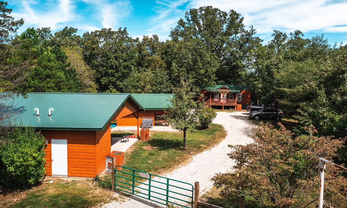 Leasburg Cabin | Ransom's Retreat Group cabin rental near Meramec River
