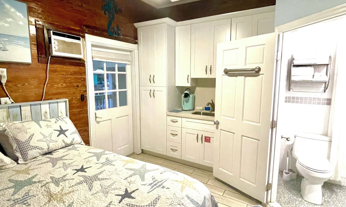 Old Town Apartment | Raphael Suite: 2/2 Studio Rooms - Pool, Patio w/grill, 2 blocks from Duval!