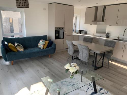 Harlow Apartment | Raphvin Apex Abode - Two bedroom apartmentparking