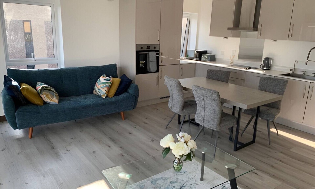 Harlow Apartment | Raphvin Apex Abode - Two bedroom apartment/parking