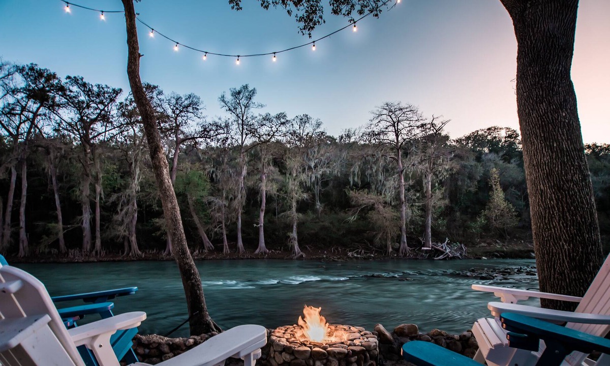 Thomaston House | ✓Rapids In Private Backyard✓65" TV✓Deck + BBQ Full Property (sleeps 12)