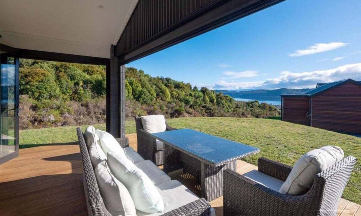 Kinloch House | Raptors Haven - Kinloch