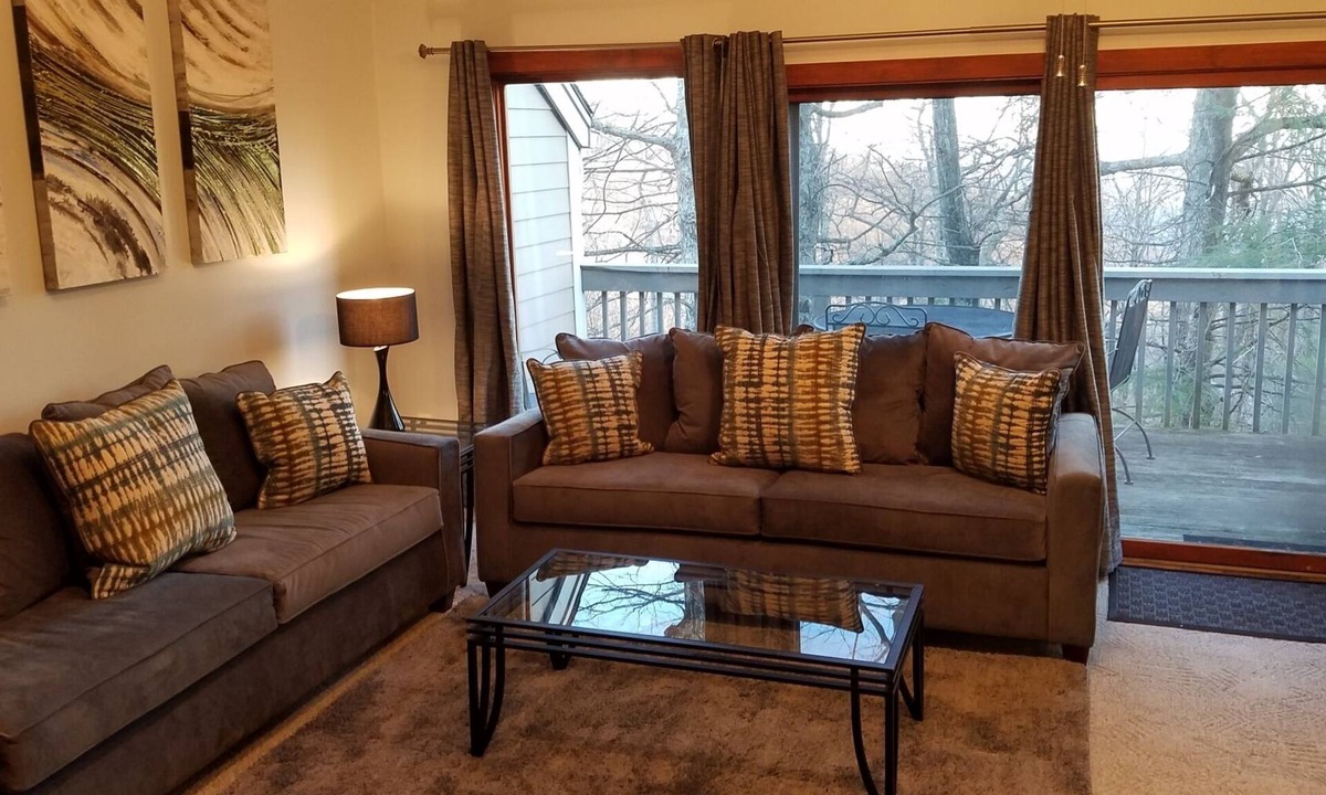Roseland Condo | RARE 3B/2B Mountain Top Condo Walk to the Slopes and Resturants! Slope Views!