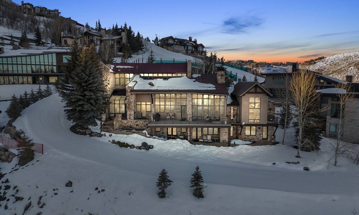 Deer Valley Ski Chalet | Rare Deer Valey Chalet w/ski access, hot tub, room for 18-!