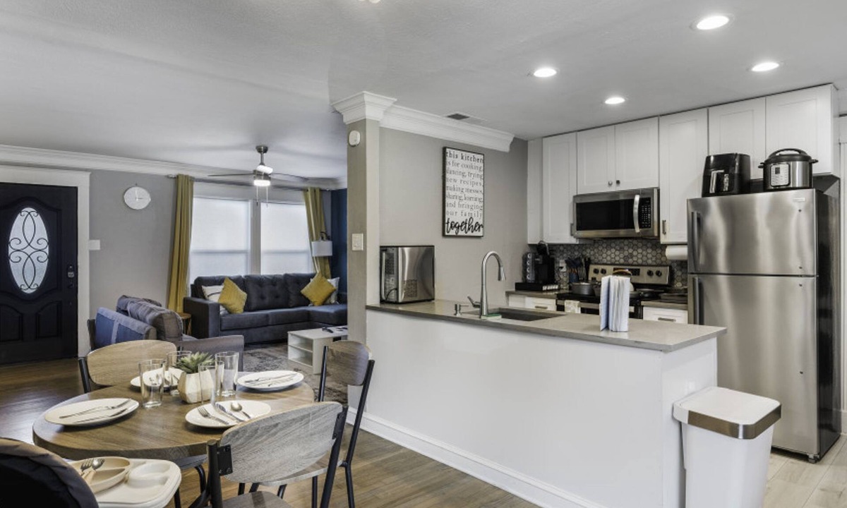 South Arlington House | Rare Exclusive Retreat Private Hot Tub King Bed