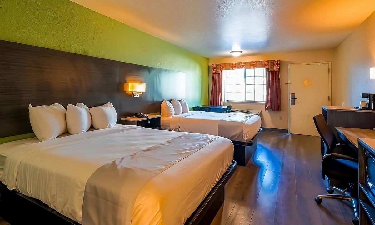 Sweet Home Hotel | Rare Find! Outdoor Pool, Free Parking, Minutes from Yoakum Heritage Museum!