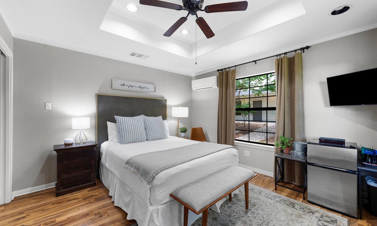 Crawford House | RARE FIND! Private Suite on Country Retreat Covered with Trees PLUS POOL!