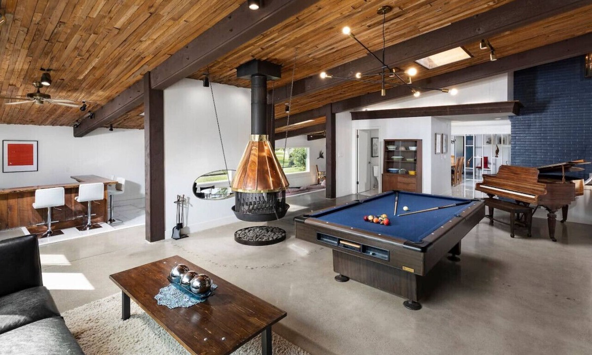 Urbandale House | RARE Mid-Mod Home. Spacious inside-and-out.