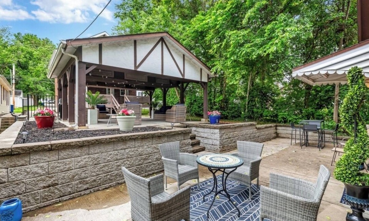 St. Charles Historic District House | 🌷RARE NEW TREASURE🌷2 Homes+Outdoor Gathering Area. Two Blocks From Main St.!