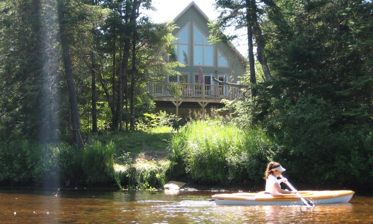 Mont-Tremblant Ski Chalet | RARE Riverfront Retreat, Private Nature Escape, 1 person PADDLE BOARDS & CANOE !