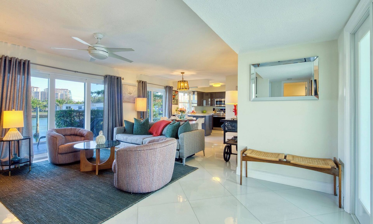 Bay Esplanade Apartment | Rare Waterfront Gem — Walk to Clearwater Beach Sleeps 6