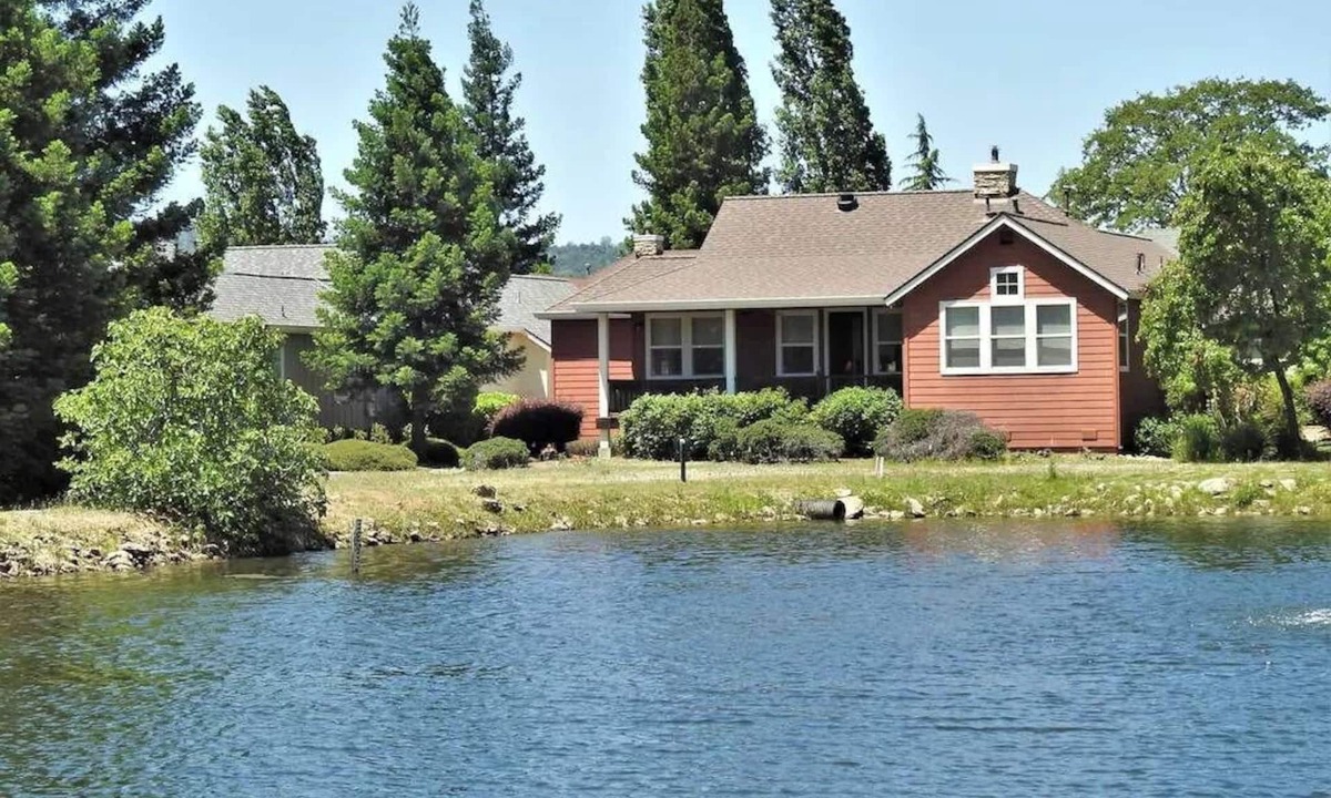 Angels Camp House | Raspberry Cottage-stunning view of golfcourse