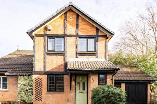 Earley Apartment | Ratby House - Spacious 3 Bed with Garden & Parking