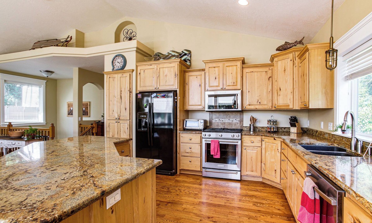 Twin Lakes House | Rathdrum Home w/Hot Tub: Steps to Beach Access!