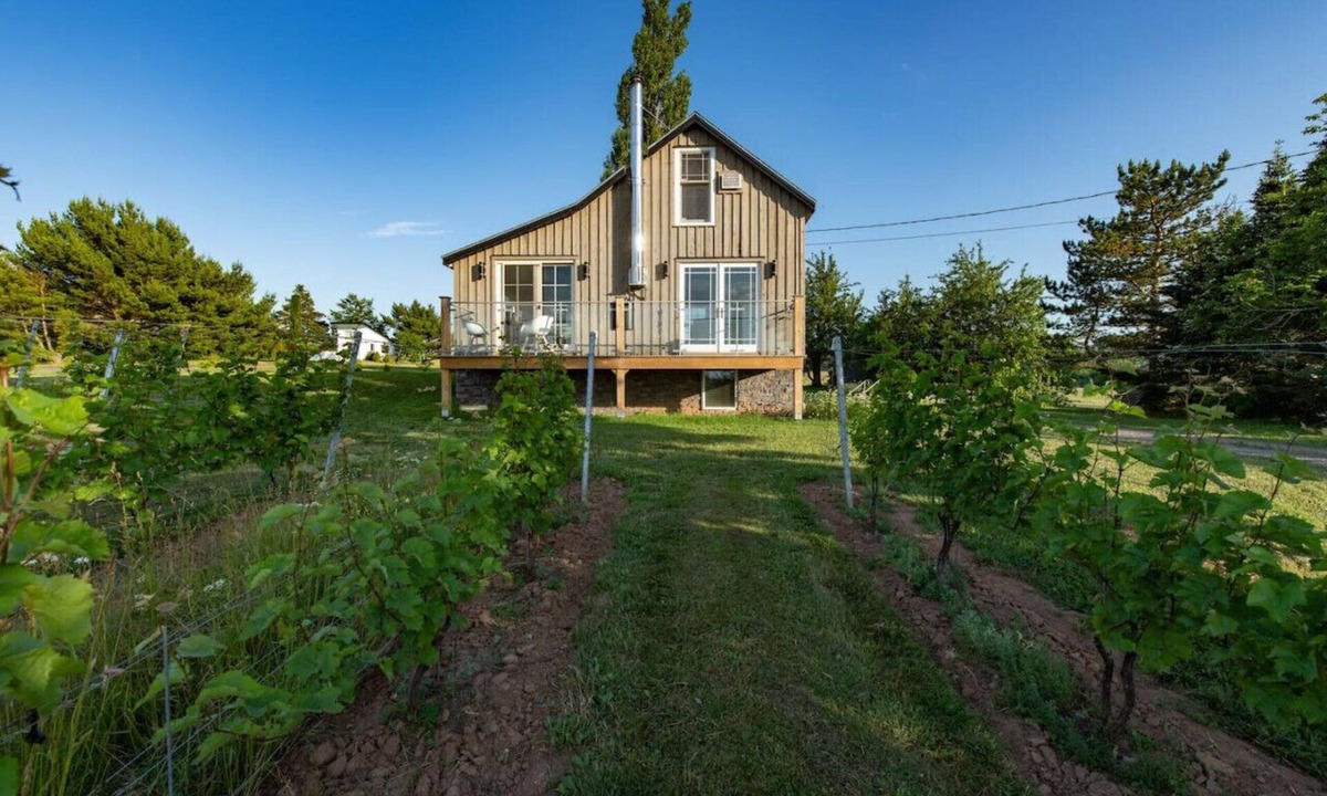 Wolfville Cottage | Raven Hill Vineyard Cottage