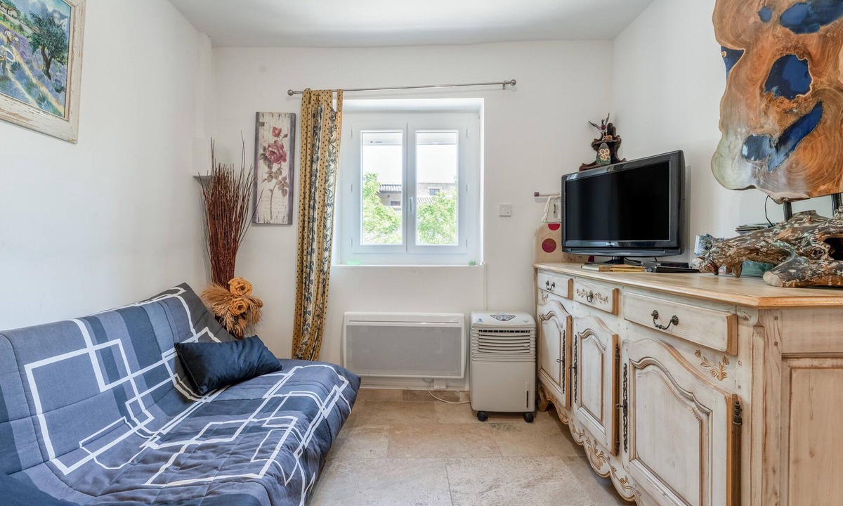Verfeuil Apartment | Raymond's Studio Retreat in Verfeuil – Peaceful Stay Near Uzès & Barjac