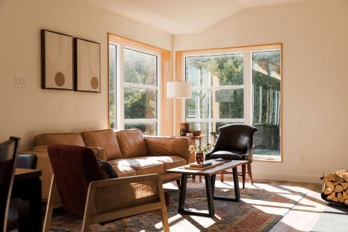 Tyendinaga House | Readwood Hangout - Modern Countryside Retreat