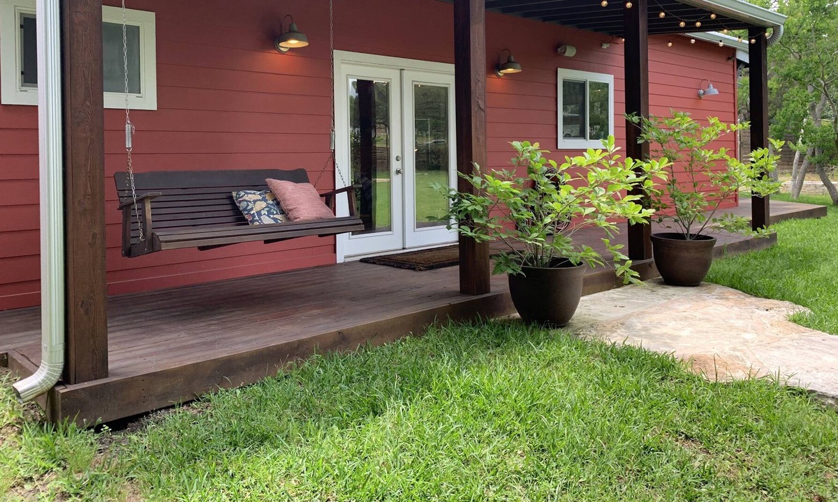 West Oak Hill House | Real Texas Barn - City convenience, Country charm