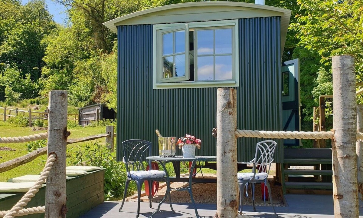 Frampton Cabin | REALLY luxurious new shepherd's hut, overlooking our alpacas!