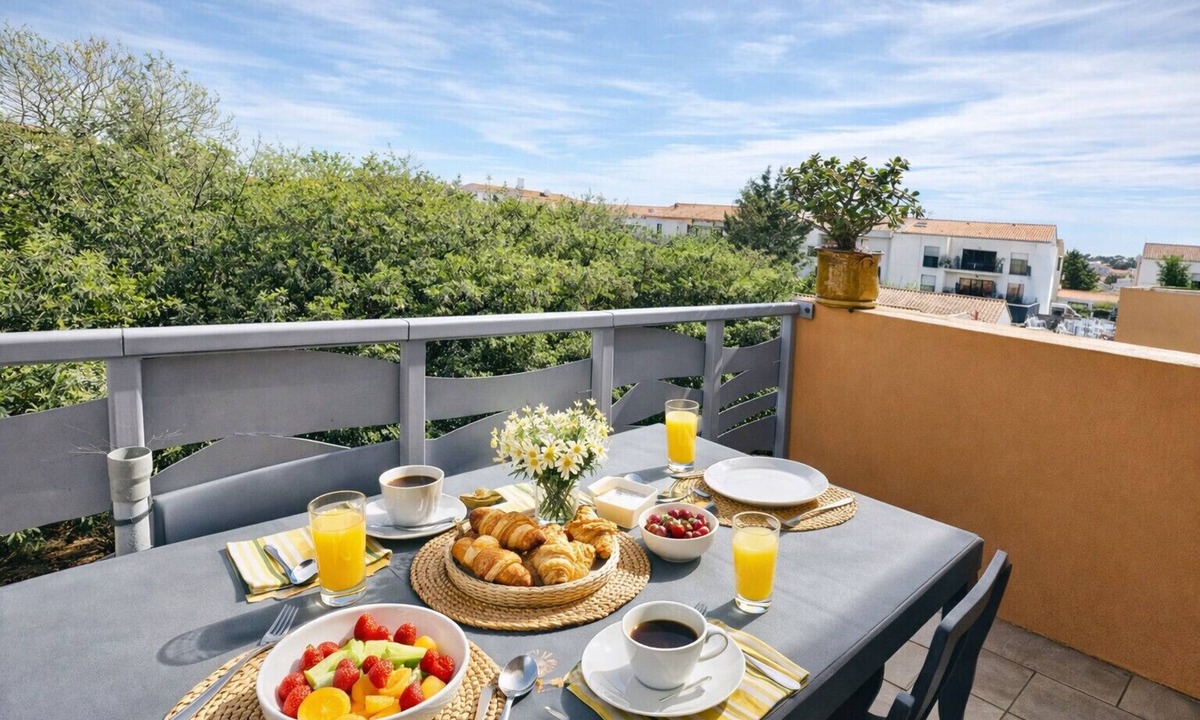 Chateau-d'Olonne Apartment | Recent flat in the Nouettes district with car park