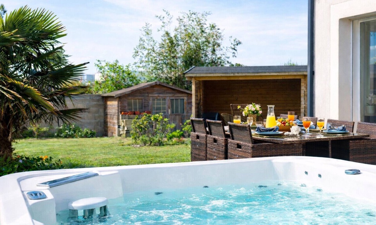 Chateau-d'Olonne Ski Chalet | Recent house, quiet location, Les Sables - sleeps 8