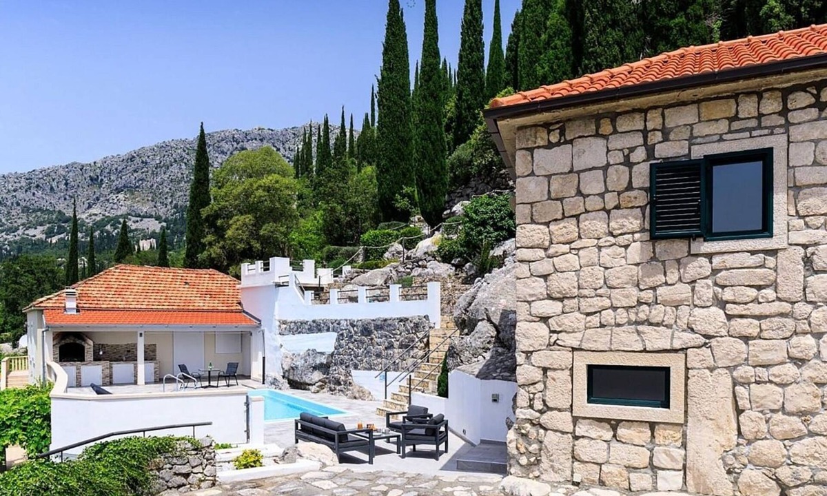 Dunave Krajnje Villa | Recently Built, Cosy Retreat for Two, A/C, Private Pool with Superb Views over the Konavle Valley!