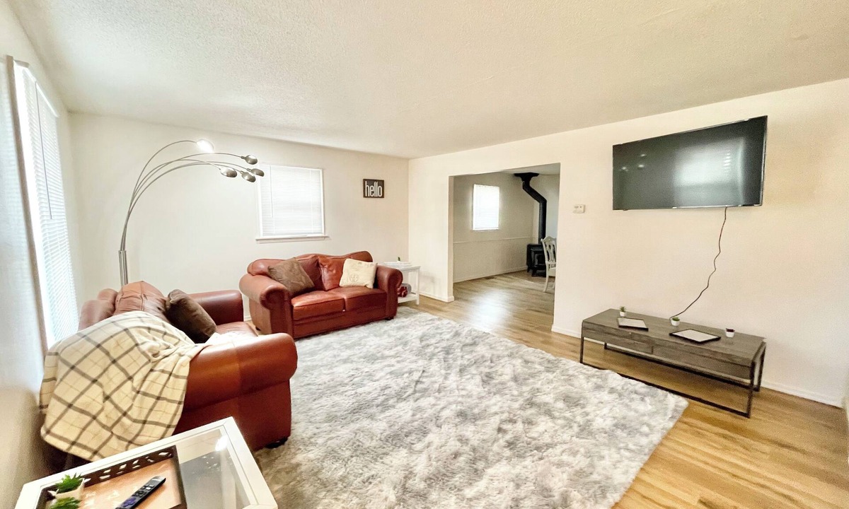 Carbondale House | Recently remodeled 1.5 story 3 bed 2 bath home on quiet cul-de-sac in Carbondale