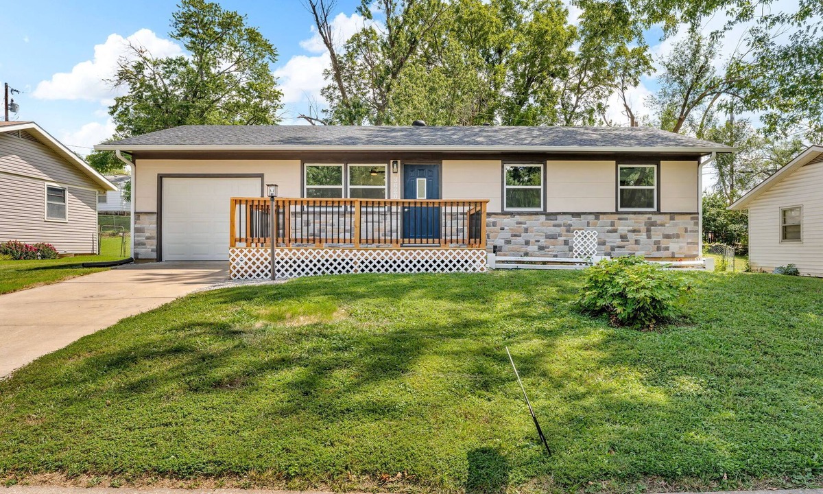 Pauline House | Recently Remodeled 4-bedroom house in brilliant Topeka