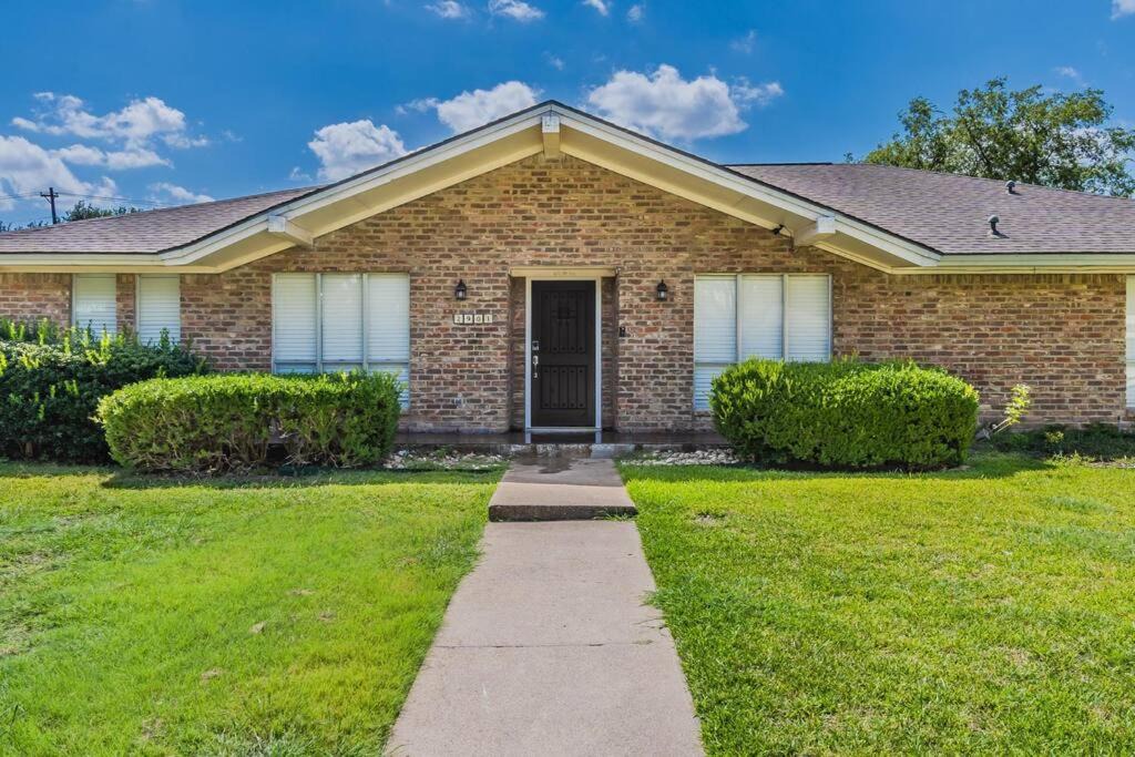 Plano Villa | Recently remodeled Luxury house with pool and spa