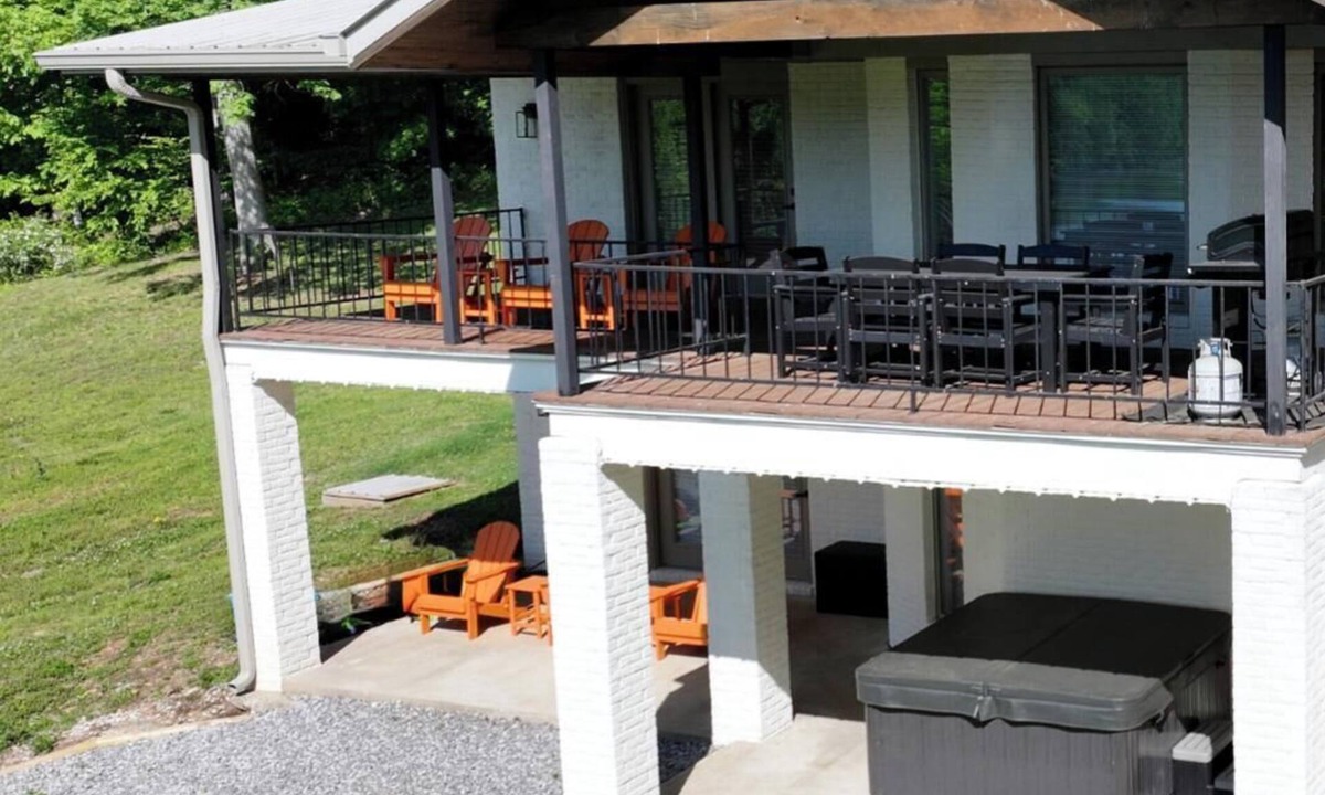 Eddyville House | Recently Remodeled! Lake Front! Hot Tub! Fire Pit!