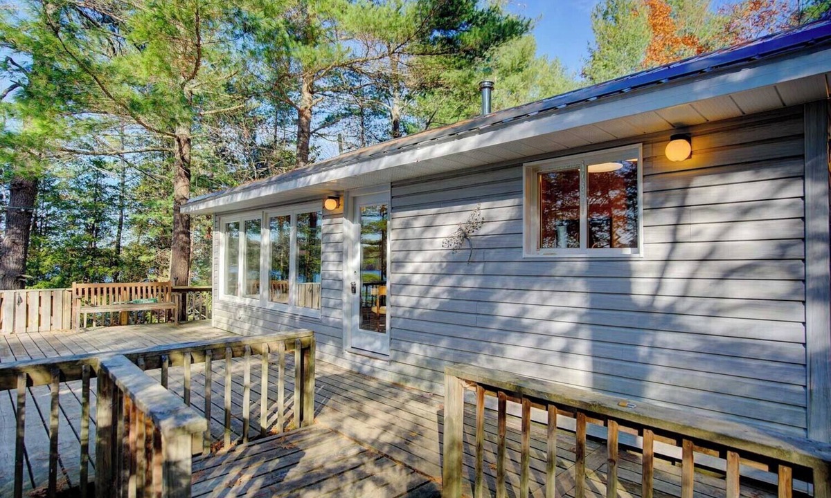 Glastonbury Cottage | Recently Reno'd Cottage At Pristine Big Gull Lake!