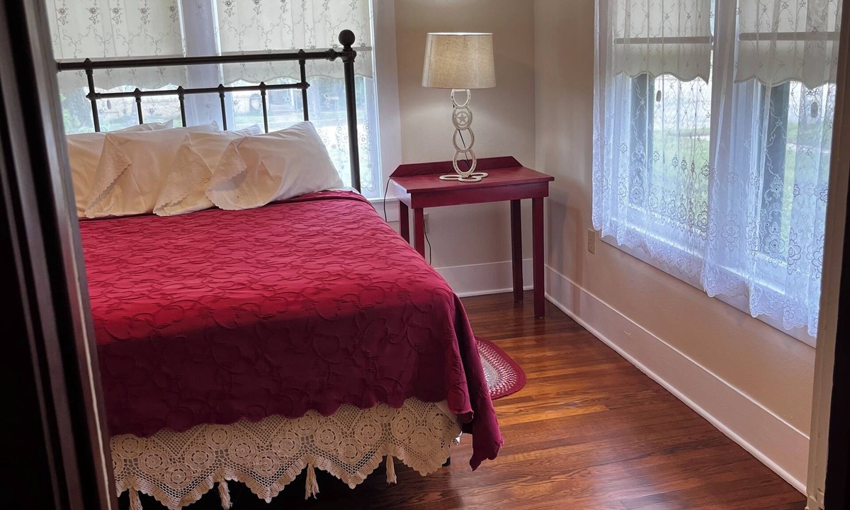 Flatonia House | Recently restored 1933 Cozy 2-bedroom home walking distance to downtown Flatonia