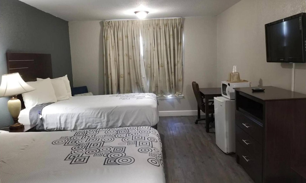 North Shore Hotel | Recharge in a Welcoming Room While Exploring Downtown Houston & Nearby Sights
