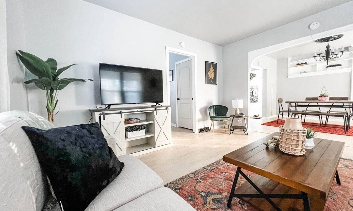 Appleton House | Reclaimed Historic Home 1min to Downtown-Sleeps 7!