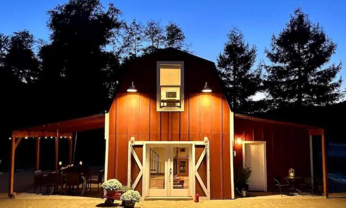 Jacksonville House | Red Barn in Wine Country