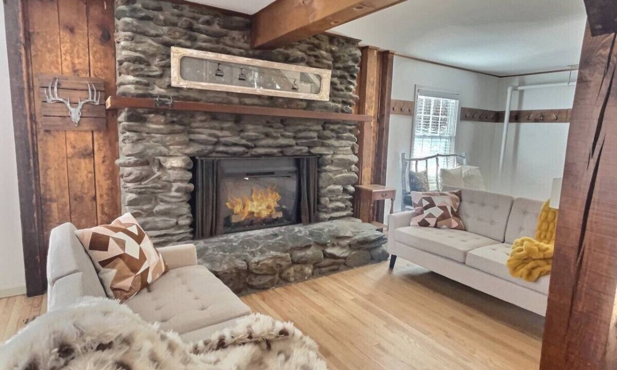 Killington House | Red Bear Inn- 6.5 Baths! Grill, Pool, Central